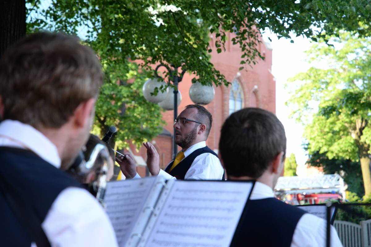 Marsz na dziesięć orkiestr [FILM]