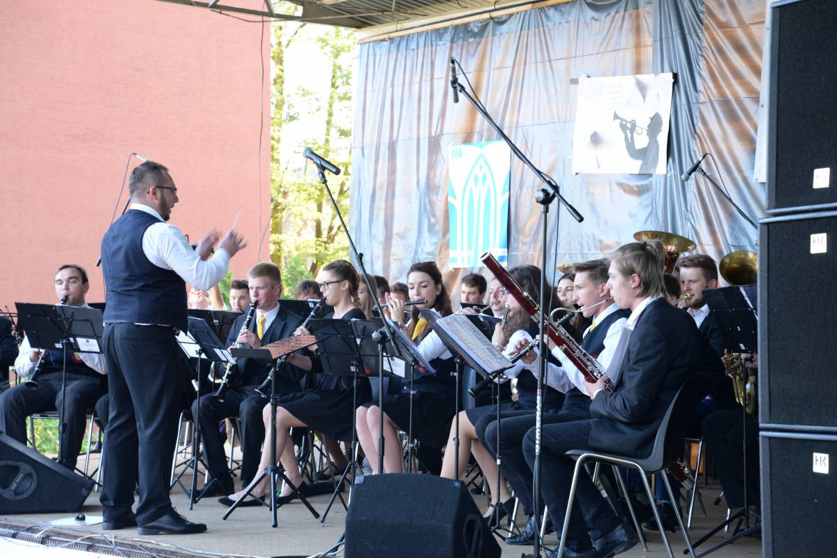 Marsz na dziesięć orkiestr [FILM]