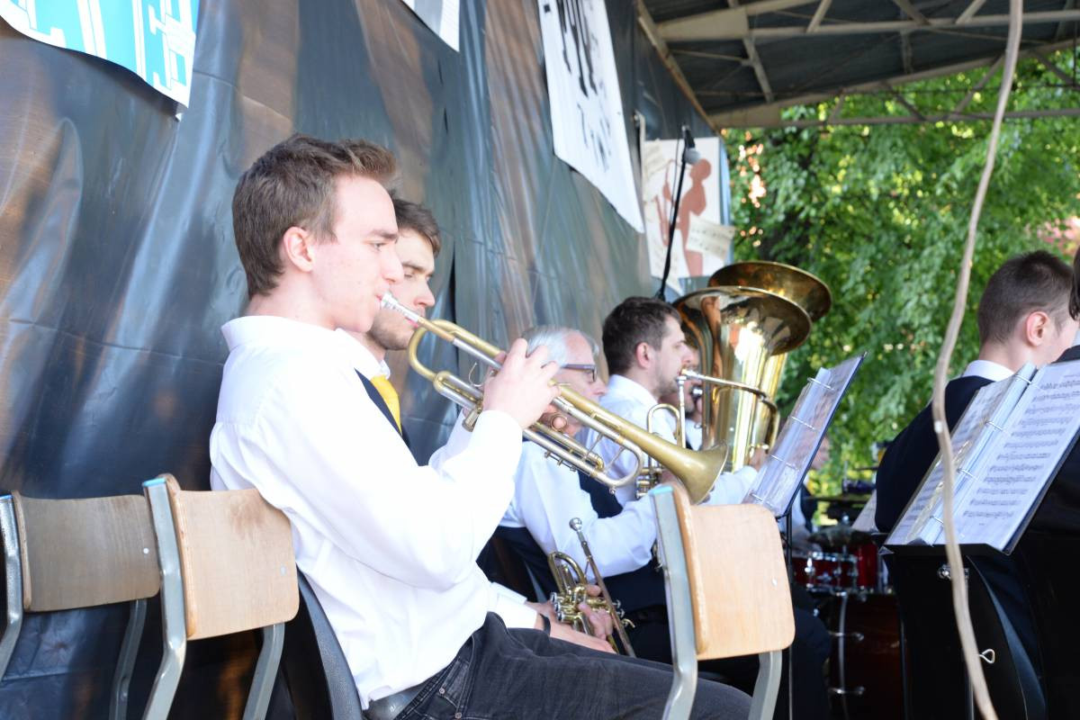 Marsz na dziesięć orkiestr [FILM]