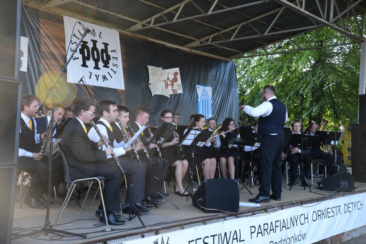 Marsz na dziesięć orkiestr [FILM]