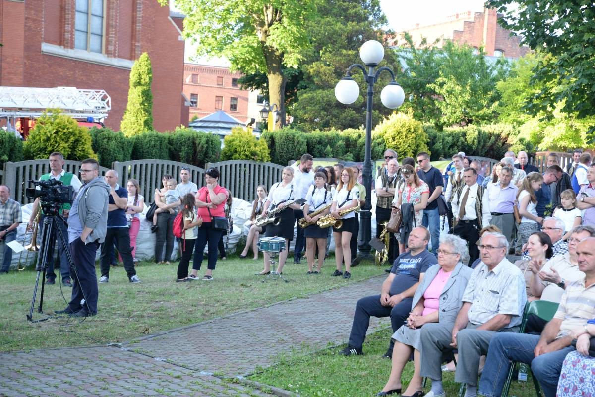 Marsz na dziesięć orkiestr [FILM]