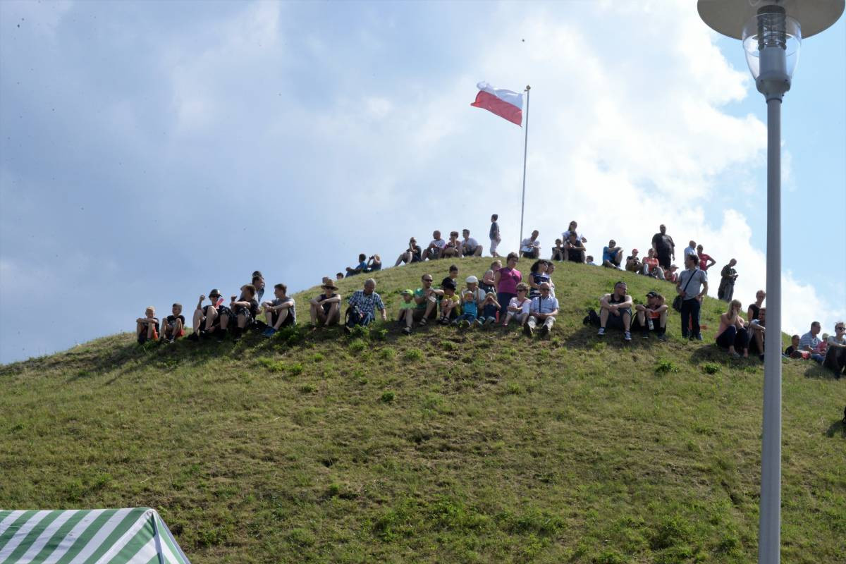 Strzały pod kopcem [FILM]