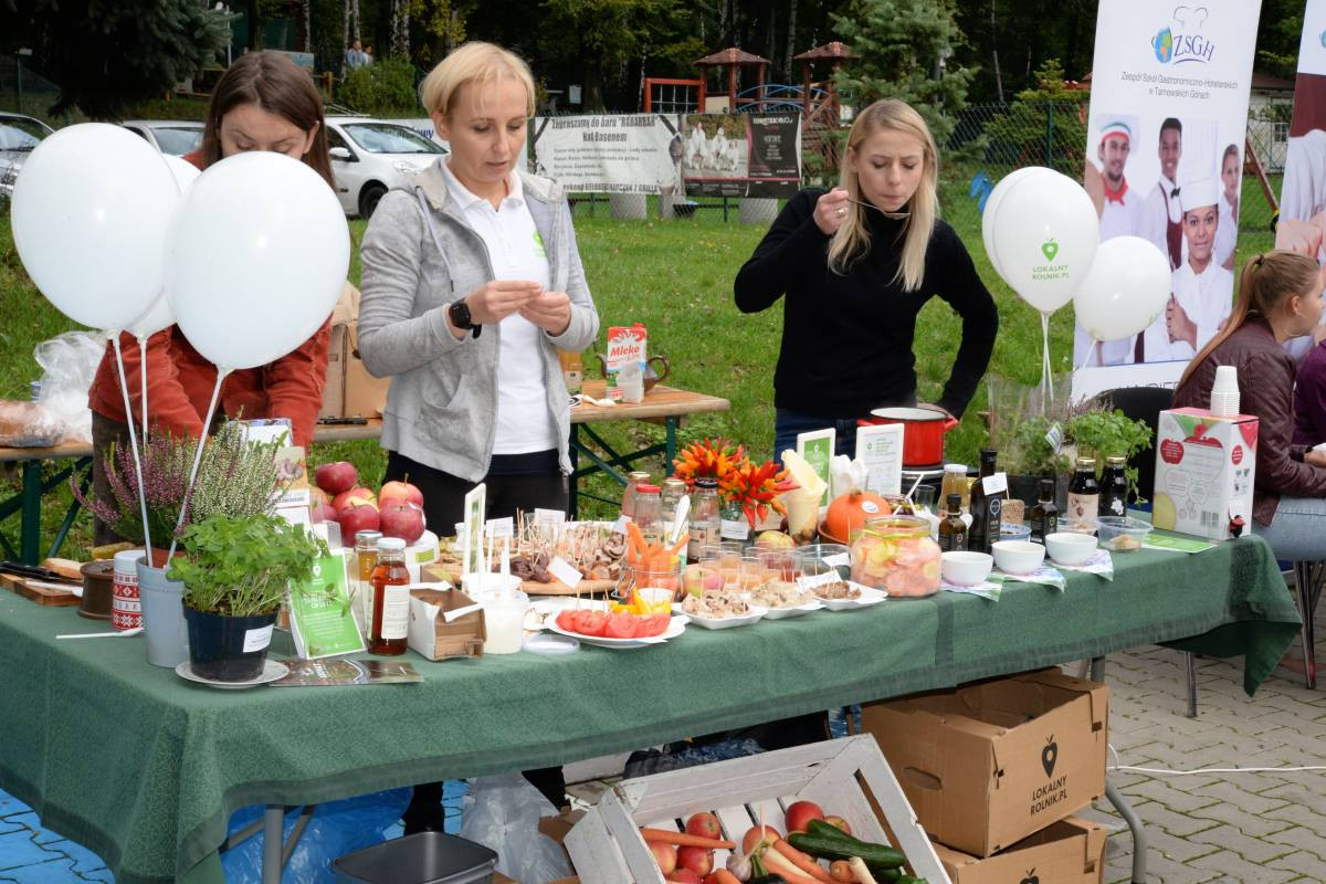 Dożynki pod zachmurzonym niebem