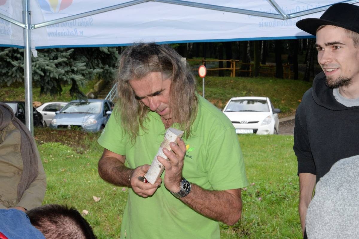 Dożynki pod zachmurzonym niebem