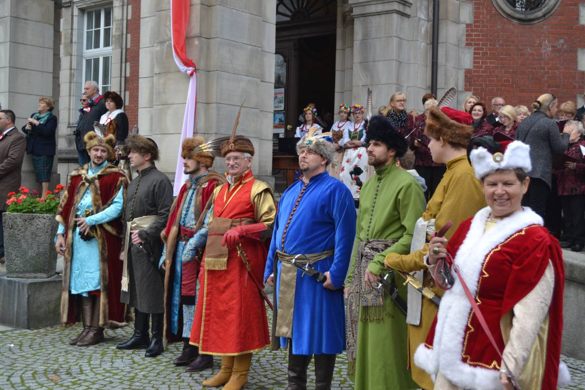 Jeźdźcy, konie, lis i psy - hubertus w świerklanieckim parku