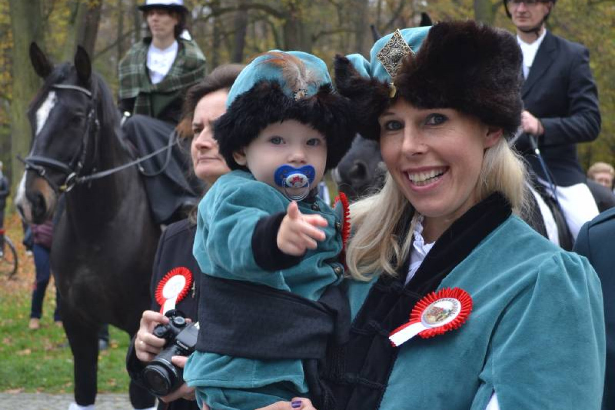 Jeźdźcy, konie, lis i psy - hubertus w świerklanieckim parku