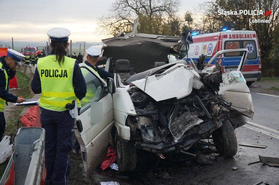 Zderzenie ciężarówki z busem. Policja opublikowała zdjęcia z miejsca wypadku