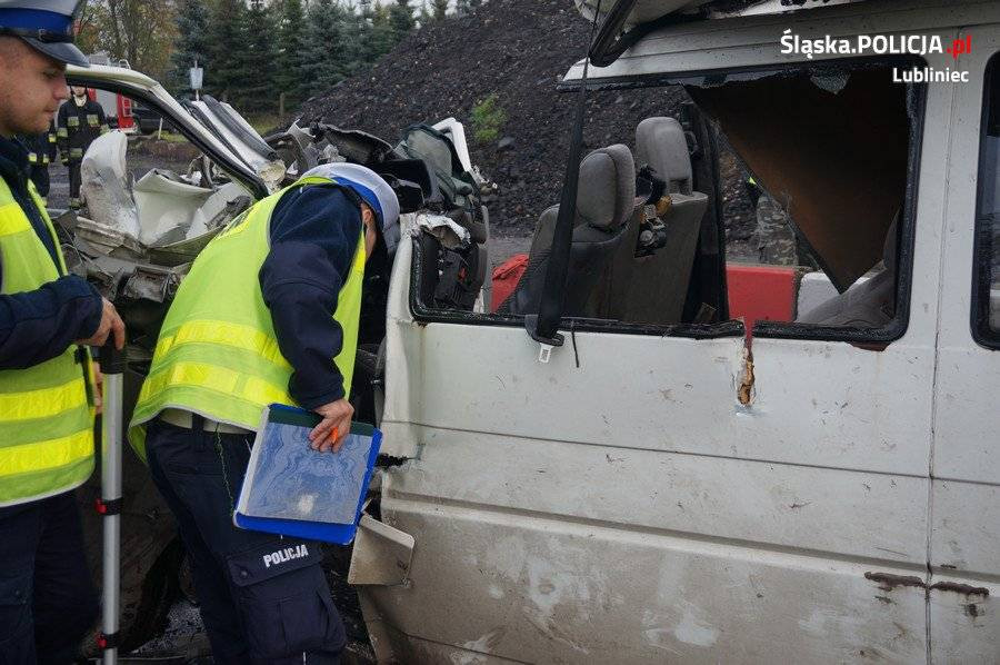 Zderzenie ciężarówki z busem. Policja opublikowała zdjęcia z miejsca wypadku