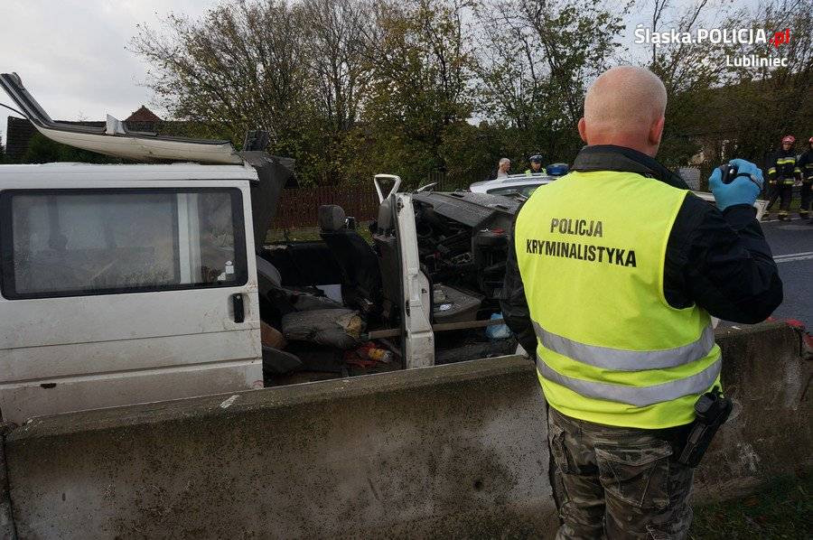 Zderzenie ciężarówki z busem. Policja opublikowała zdjęcia z miejsca wypadku