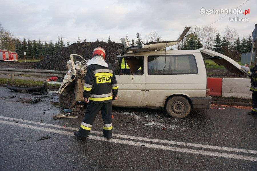 Zderzenie ciężarówki z busem. Policja opublikowała zdjęcia z miejsca wypadku