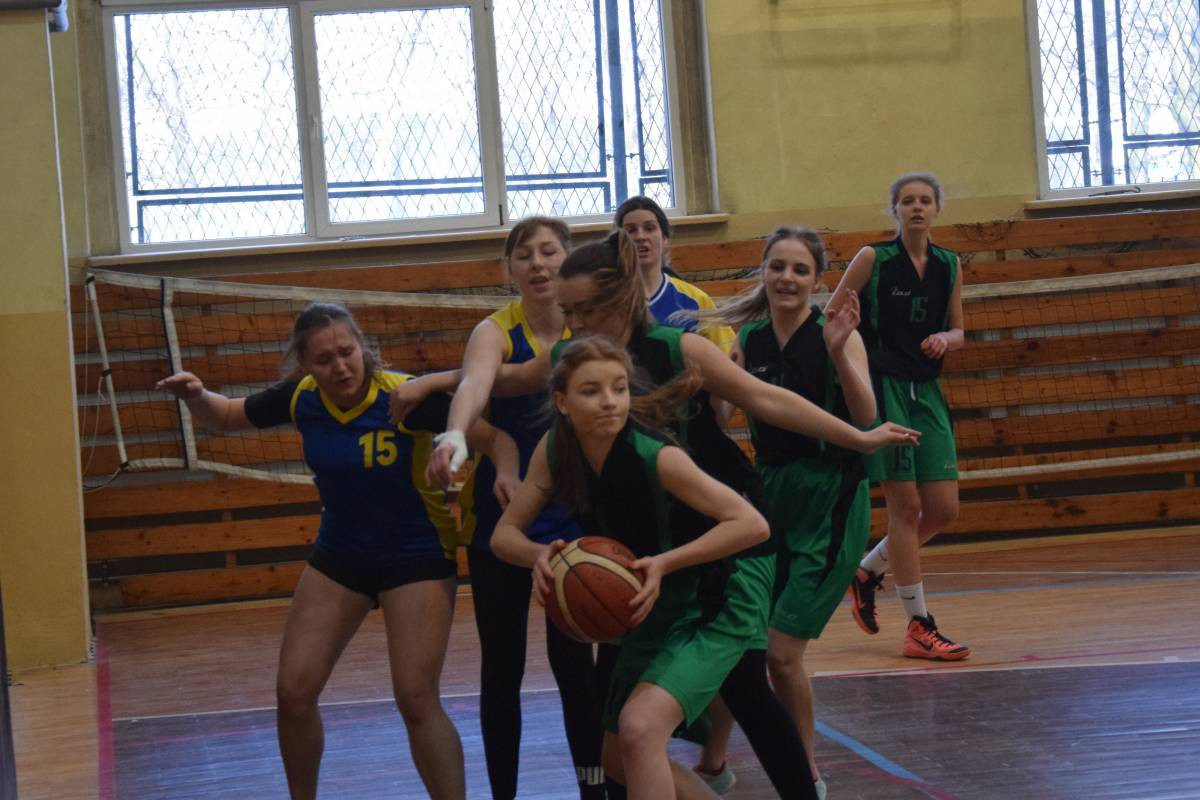 Pod koszem wygrał Staszic [film]