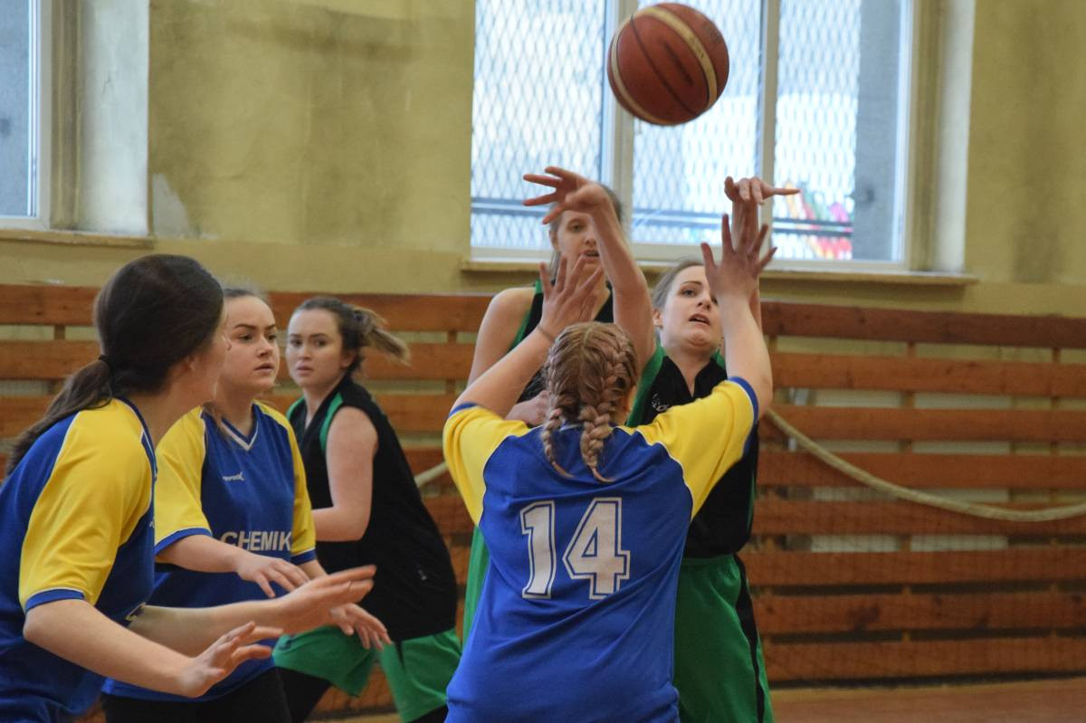 Pod koszem wygrał Staszic [film]