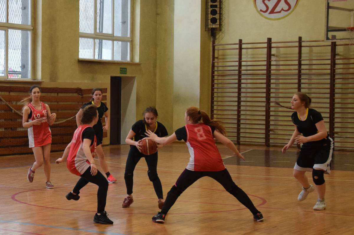 Pod koszem wygrał Staszic [film]