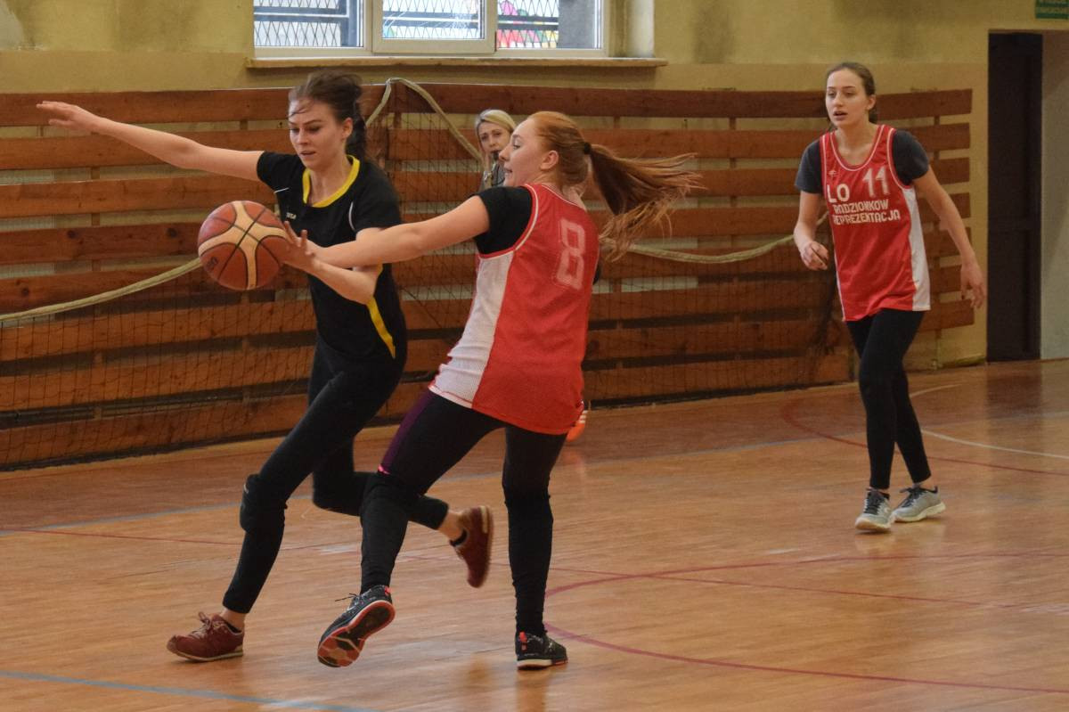 Pod koszem wygrał Staszic [film]