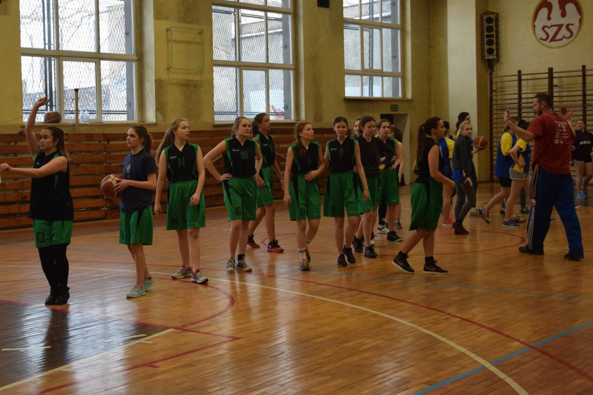 Pod koszem wygrał Staszic [film]