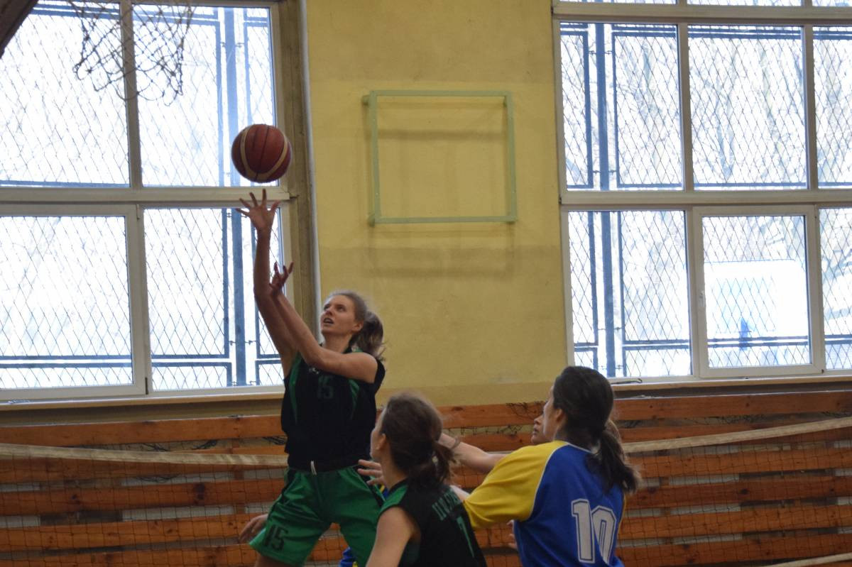 Pod koszem wygrał Staszic [film]