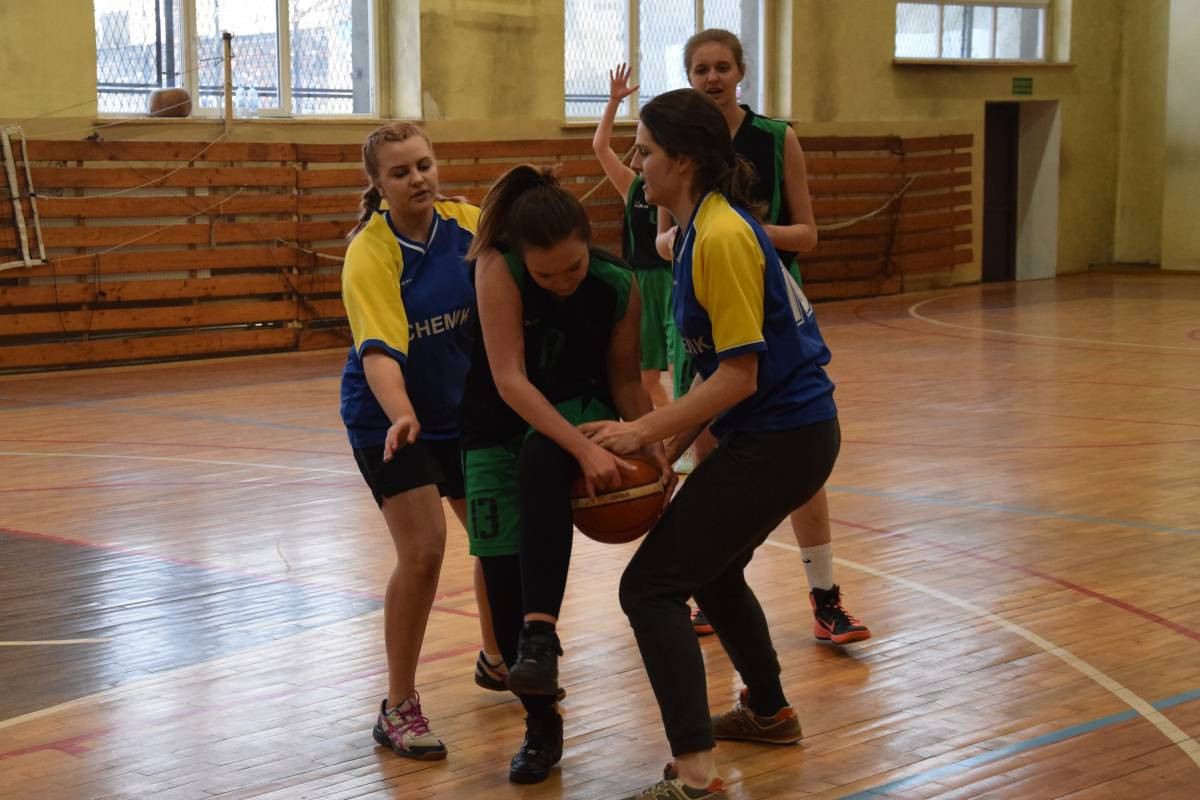 Pod koszem wygrał Staszic [film]