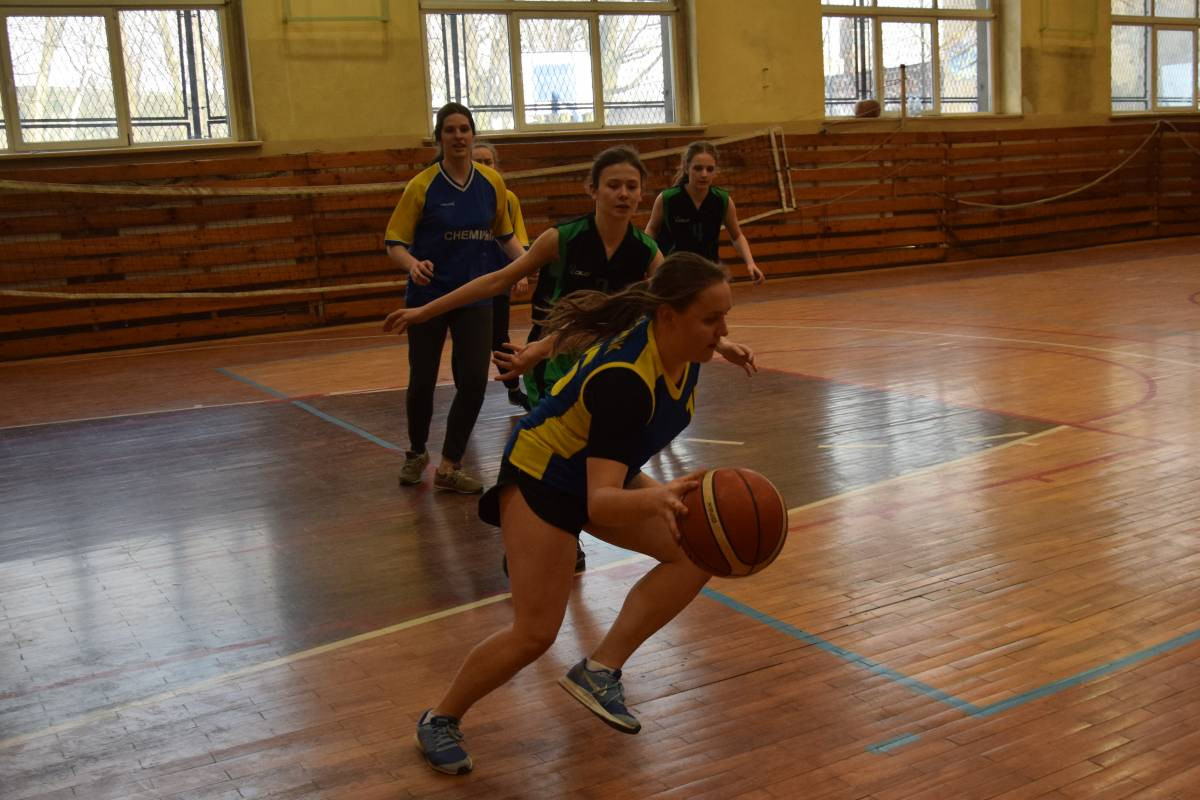 Pod koszem wygrał Staszic [film]