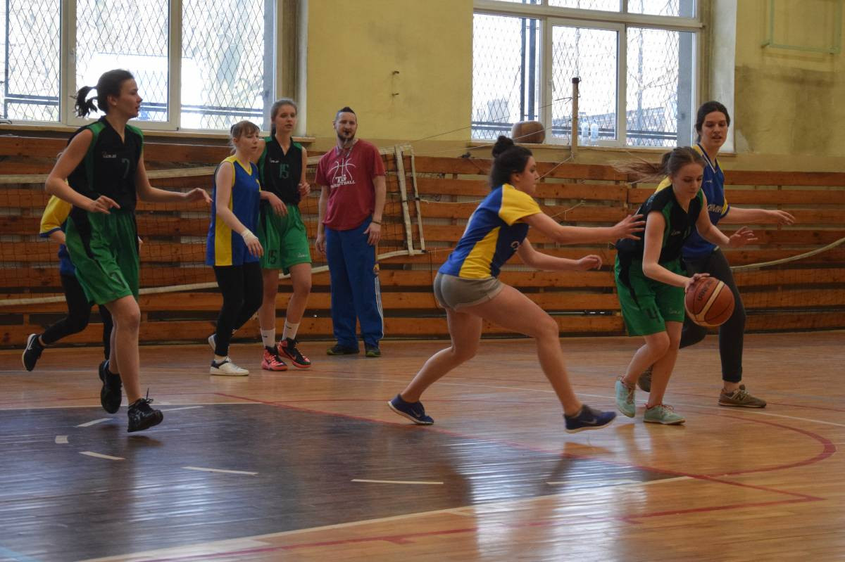 Pod koszem wygrał Staszic [film]