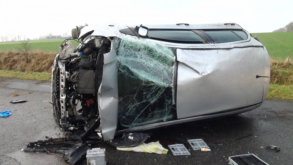 Oblodzona droga: mercedes w rowie, toyota na boku