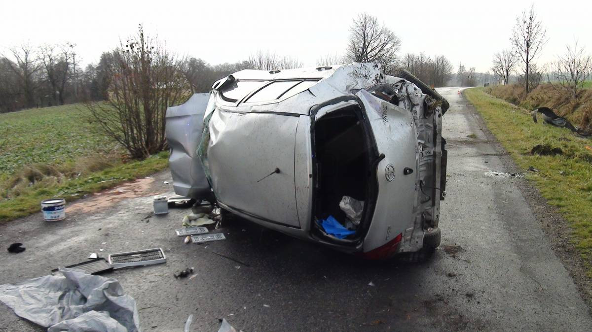 Oblodzona droga: mercedes w rowie, toyota na boku