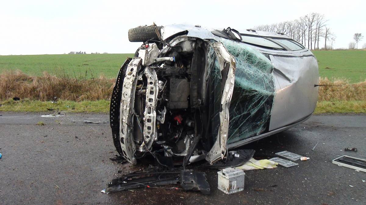 Oblodzona droga: mercedes w rowie, toyota na boku