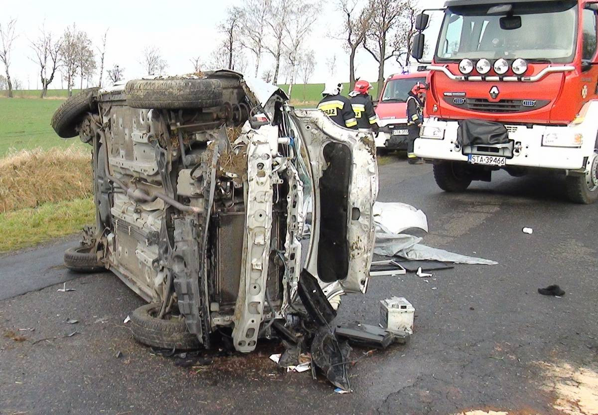 Oblodzona droga: mercedes w rowie, toyota na boku