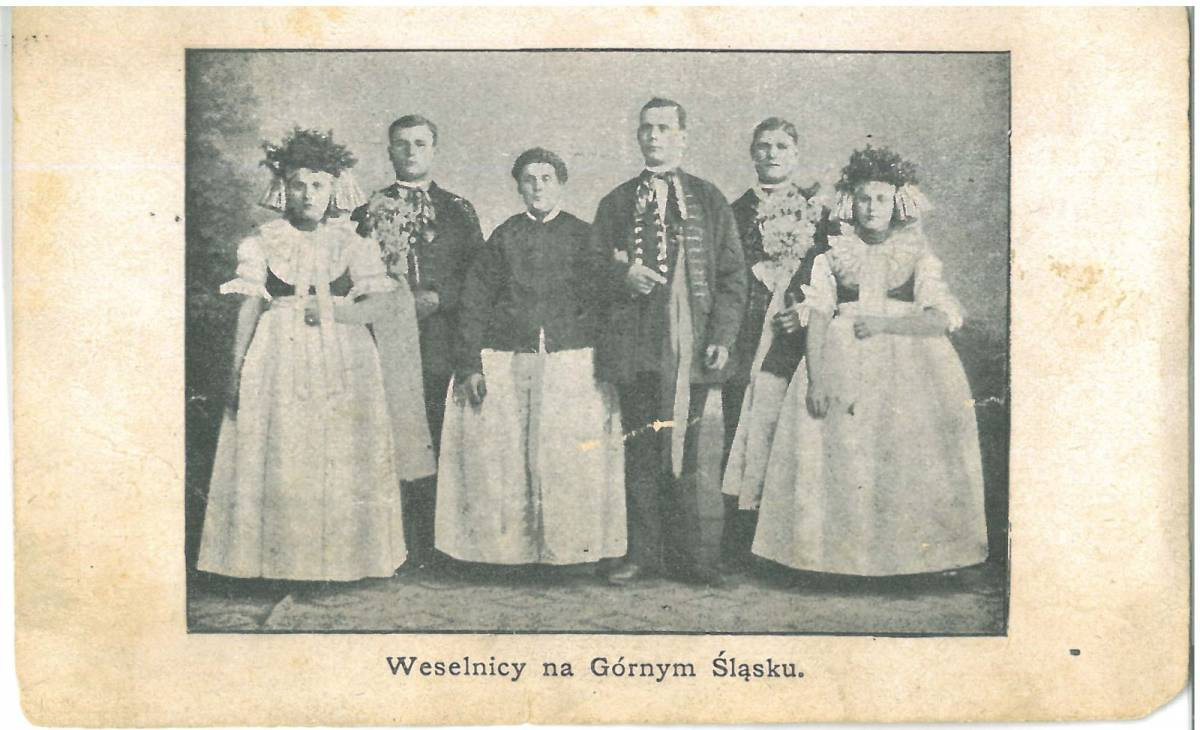 Do ślubu w czarnej kiecce i z zielonym wstążkami