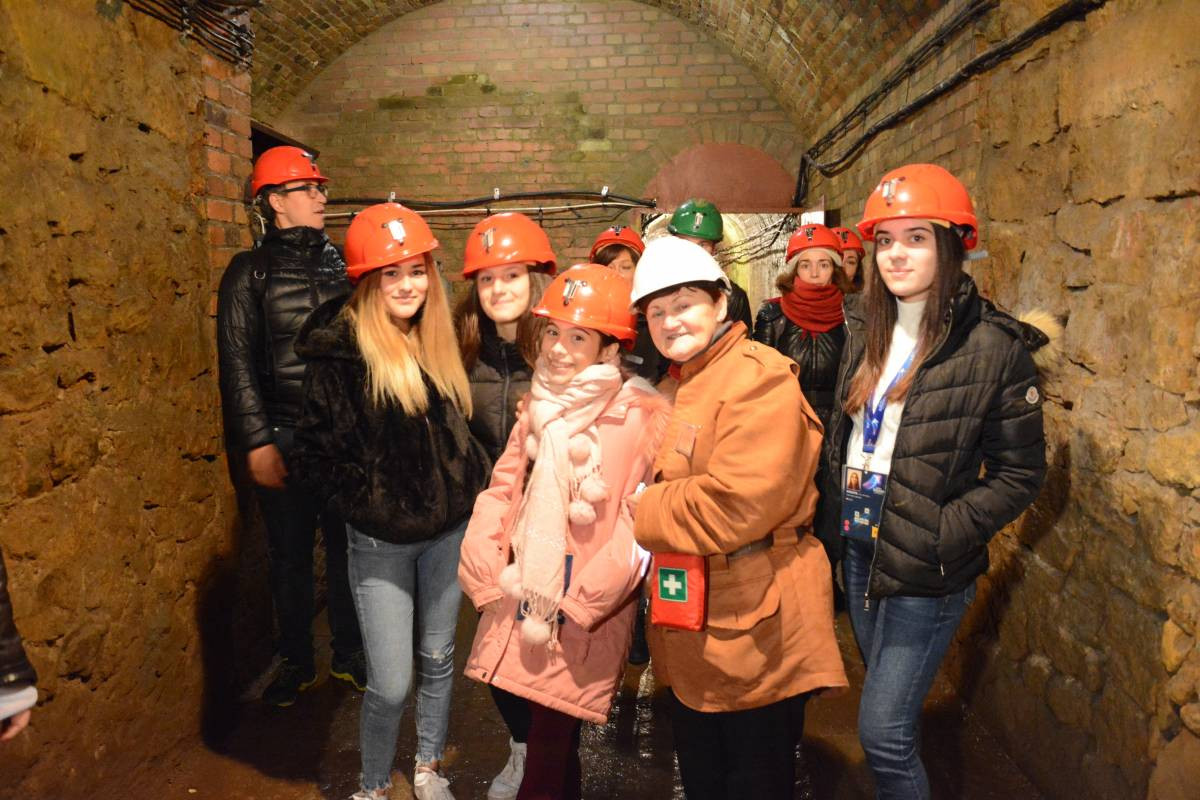 Młodzi piosenkarze w kopalni srebra