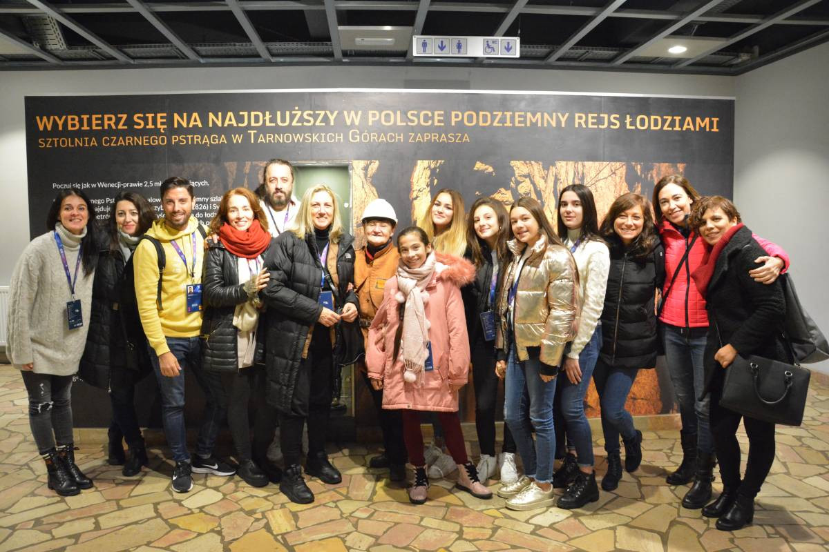 Młodzi piosenkarze w kopalni srebra