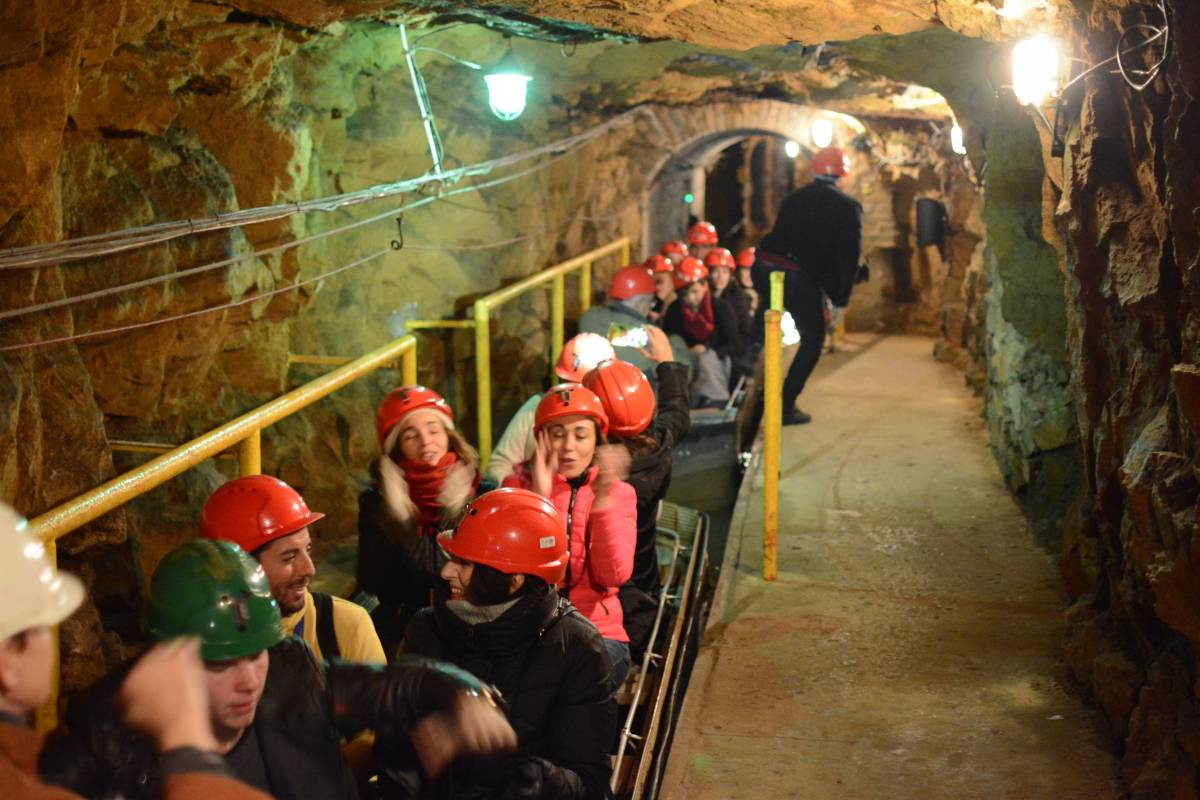 Młodzi piosenkarze w kopalni srebra