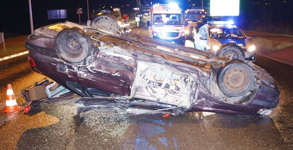 DK 11. Toyota dachowała, skoda wylądowała na latarni