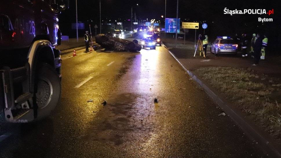 DK 11. Toyota dachowała, skoda wylądowała na latarni