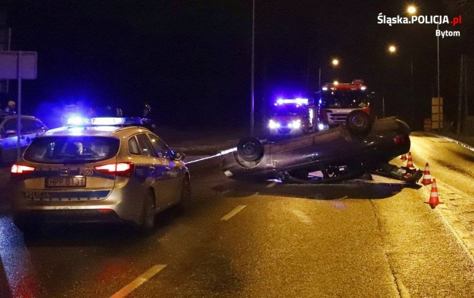 DK 11. Toyota dachowała, skoda wylądowała na latarni