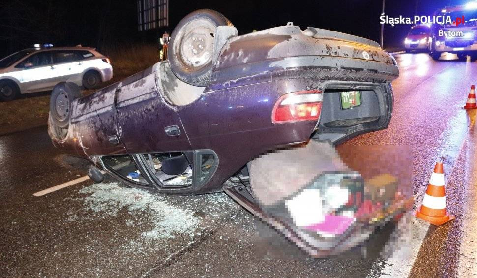 DK 11. Toyota dachowała, skoda wylądowała na latarni