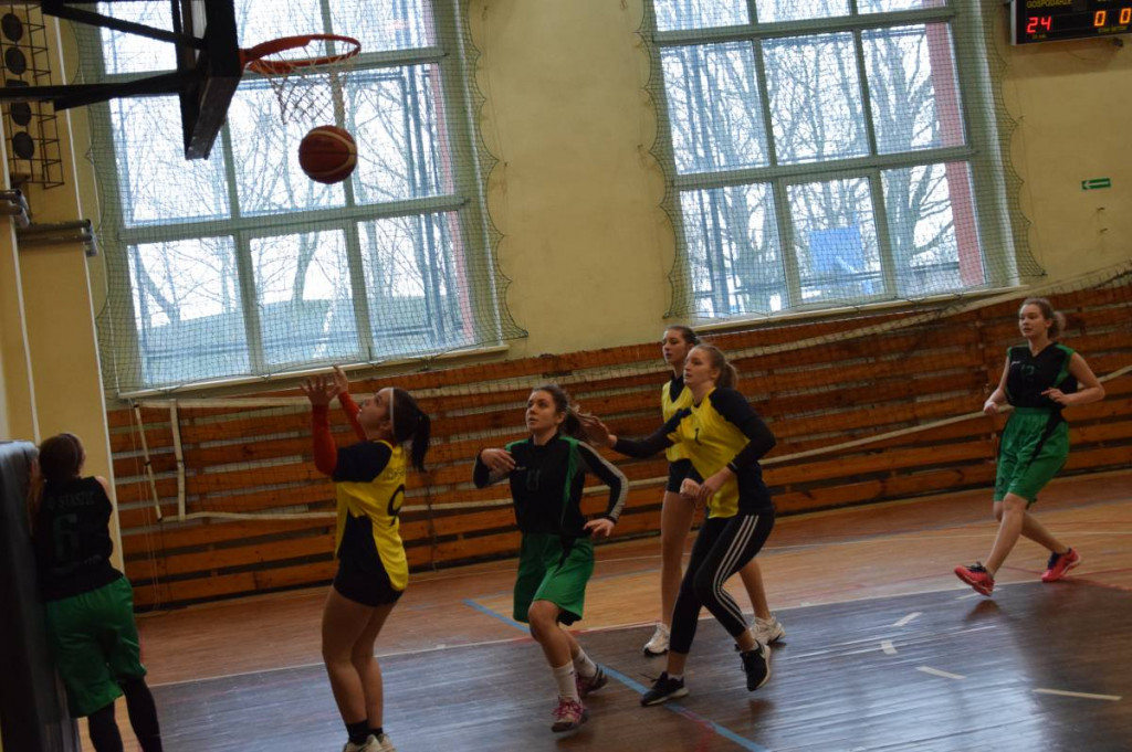 Koszykarska dominacja dziewcząt ze Staszica