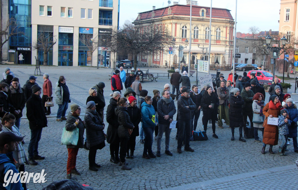 Protest przeciwko wycinkom drzew