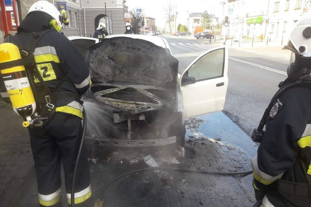Na Rynku w Miasteczku Śląskim spłonął samochód