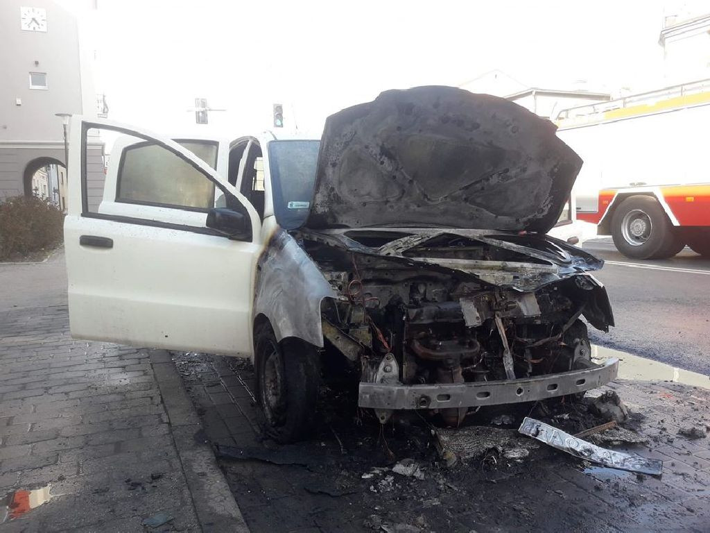 Na Rynku w Miasteczku Śląskim spłonął samochód