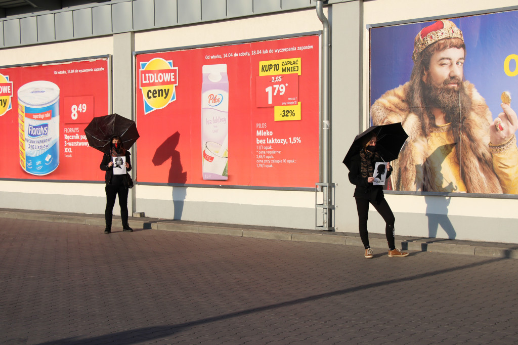 4 policjantów, 2 radiowozy kontra dwie protestujące