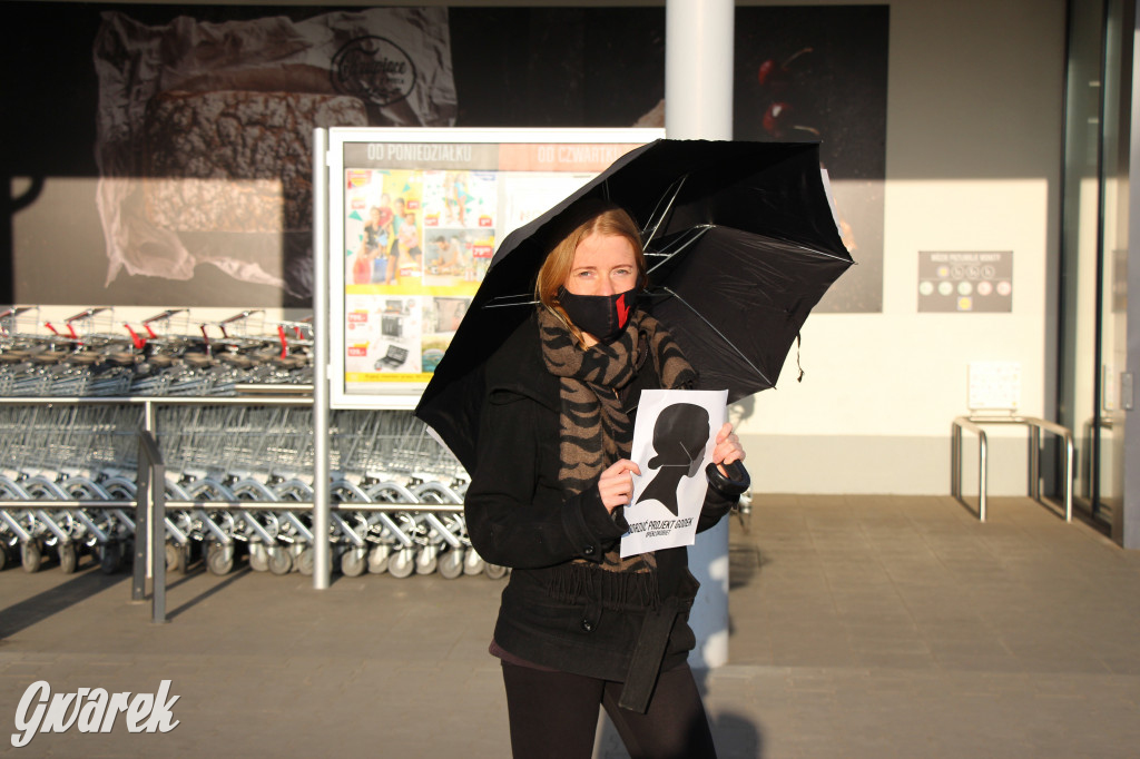 4 policjantów, 2 radiowozy kontra dwie protestujące