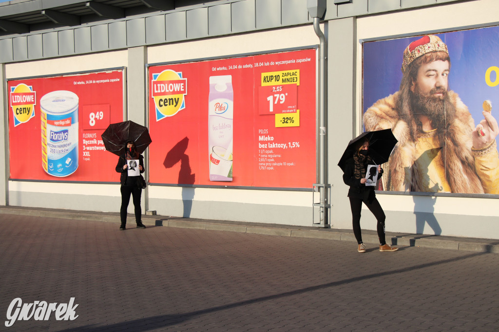 4 policjantów, 2 radiowozy kontra dwie protestujące