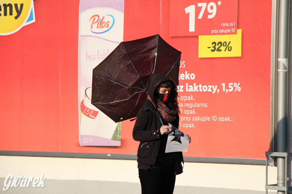 4 policjantów, 2 radiowozy kontra dwie protestujące