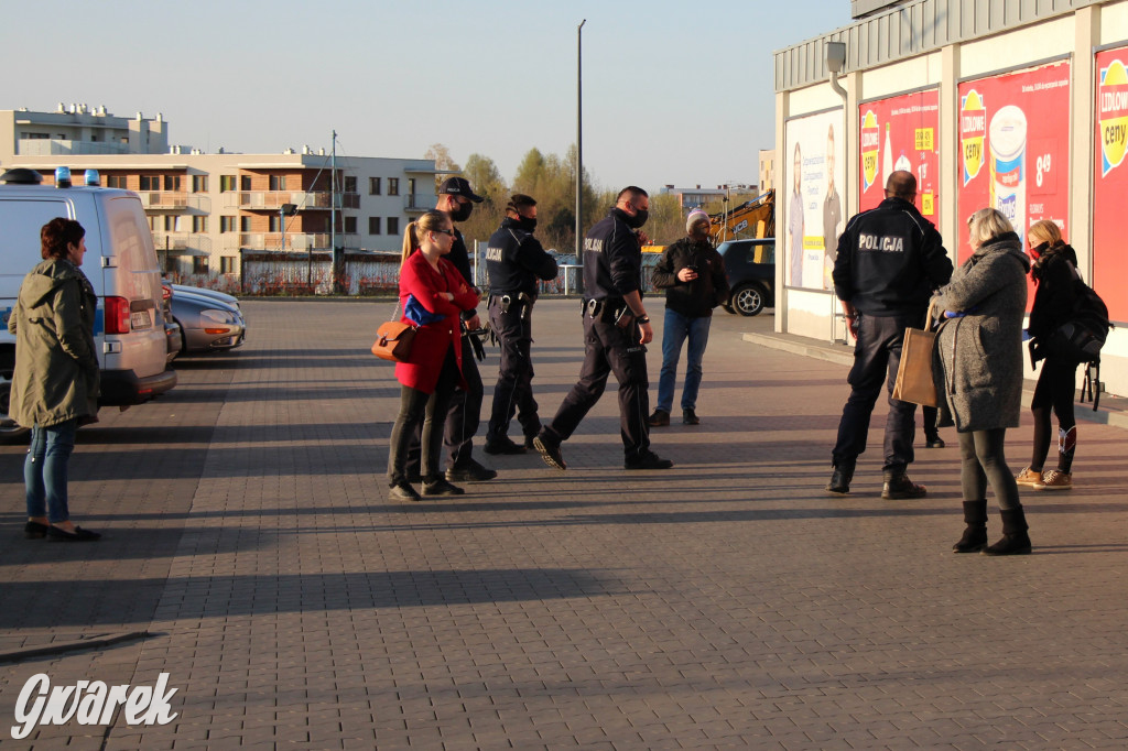 4 policjantów, 2 radiowozy kontra dwie protestujące