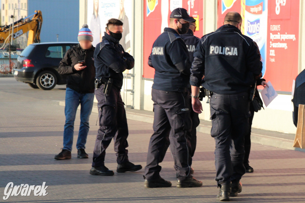 4 policjantów, 2 radiowozy kontra dwie protestujące