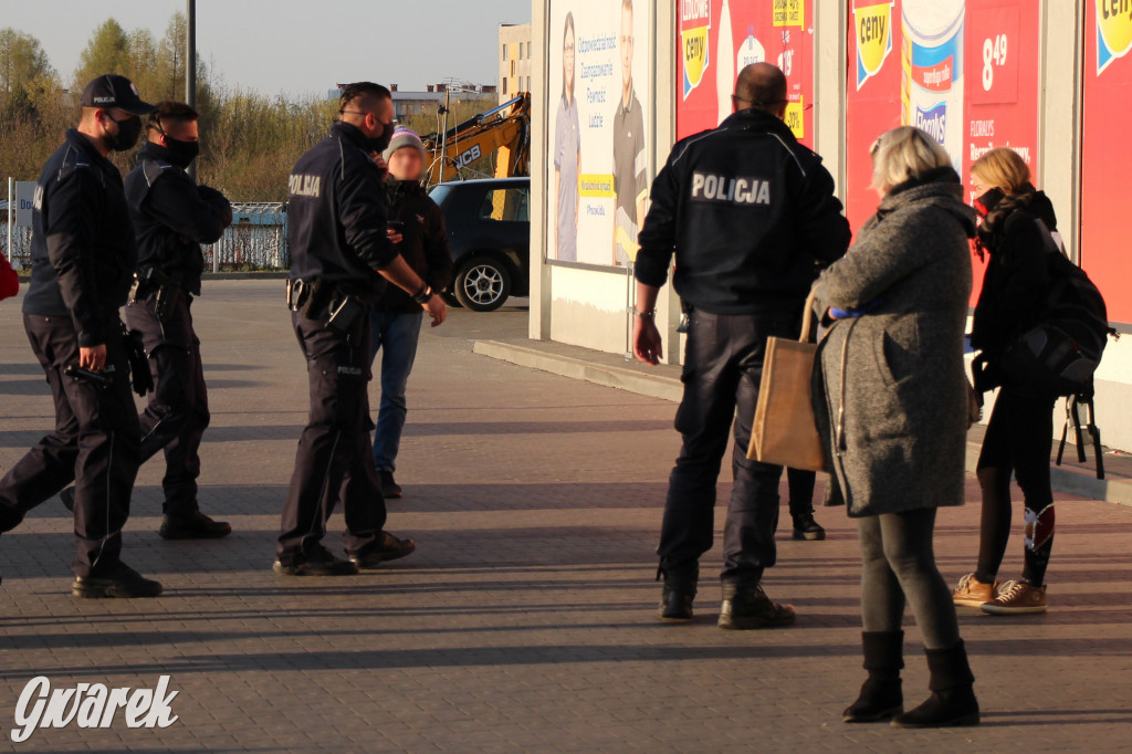 4 policjantów, 2 radiowozy kontra dwie protestujące