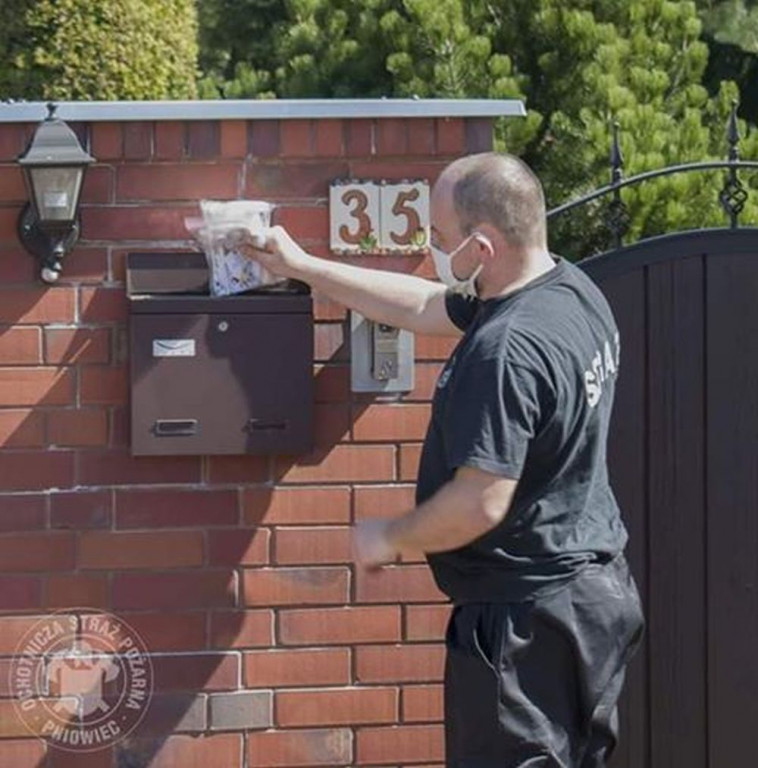 Maseczki dla seniorów z Pniowca