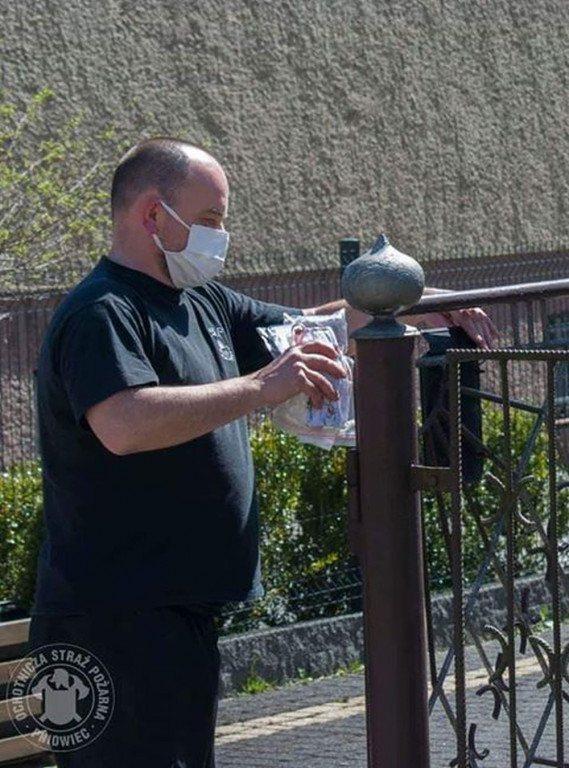 Maseczki dla seniorów z Pniowca