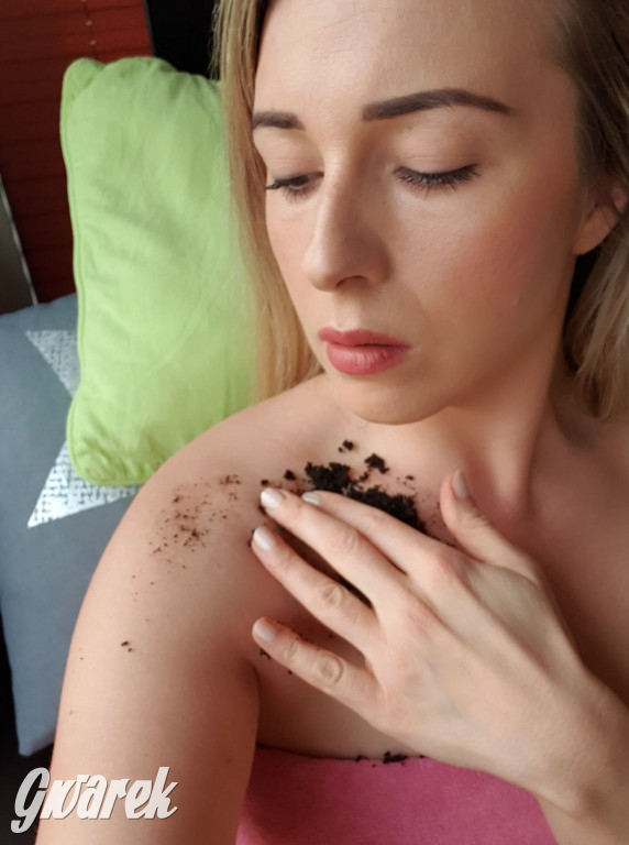 Płatki owsiane, fusy z kawy, miód czyli domowe spa