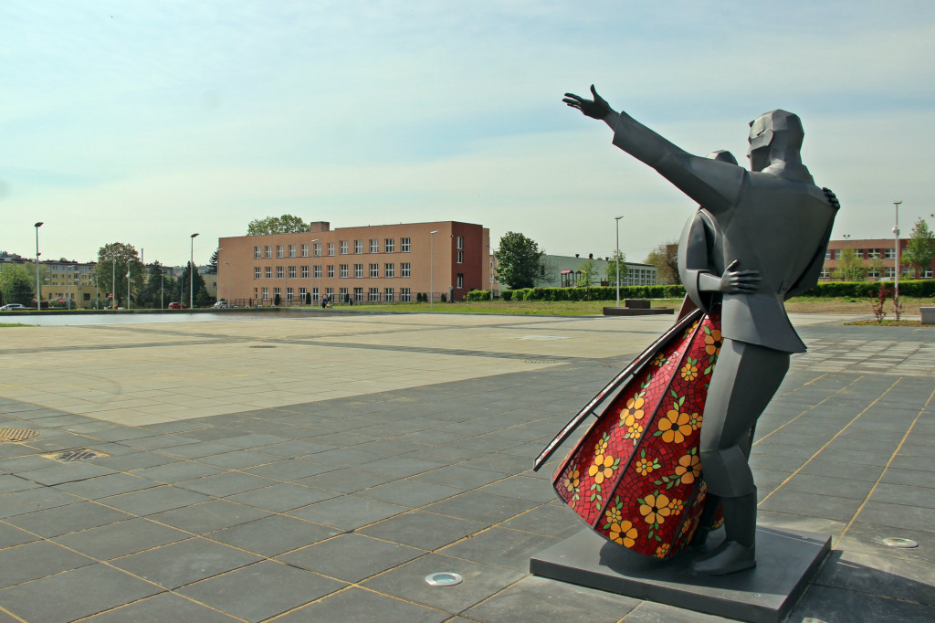 Tańcząca para na rynku w Radzionkowie